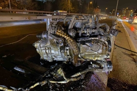 otomobilin-motoru-yerinden-koptu-1UFHyGVV.jpg