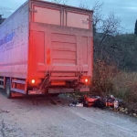 park-halindeki-kamyona-carpan-motosikletli-agir-yaralandi-eW2LHfIt.jpg