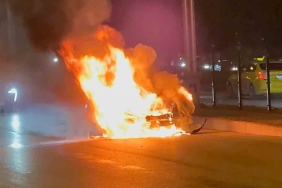 sanayiden-yeni-cikan-araba-alev-alev-yandi-tsay5rIR.jpg
