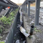 temde-tankerin-carptigi-aydinlatma-diregi-otomobilin-ustune-devrildi-HPSiuDjU.jpg