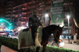 yeni-yila-at-ustunde-girdi-RjPLcx5L.jpg