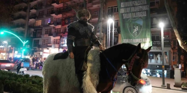 yeni-yila-at-ustunde-girdi-RjPLcx5L.jpg