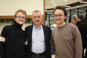yeni-yila-kutuphanede-giren-ogrencilere-baskan-buyukakindan-surpriz-TvZF9BrF.jpg