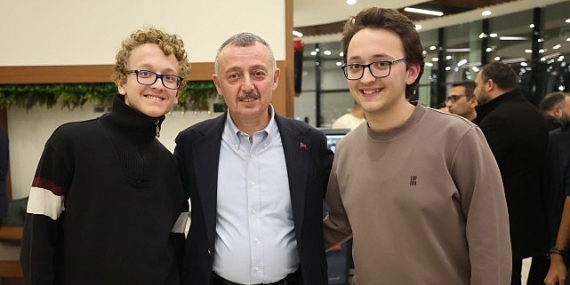 Yeni yıla kütüphanede giren öğrencilere Başkan Büyükakın’dan sürpriz