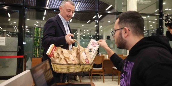 Yeni yıla kütüphanede giren öğrencilere kitap hediye edildi