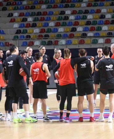 A MİLLİ KADIN BASKETBOL TAKIMI, İZLANDA MAÇINA MORALLİ HAZIRLANIYOR BAŞANTRENÖR EKREM MEMNUN: "AVRUPA ŞAMPİYONASI'NA HAZIRLIK OLARAK GÖRÜYORUZ" "İLK HEDEFİMİZ 6’DA 6 YAPARAK GRUBU TAMAMLAMAK" "BÜYÜK TURNUVA KAÇIRMAK İSTEMİYORUZ"