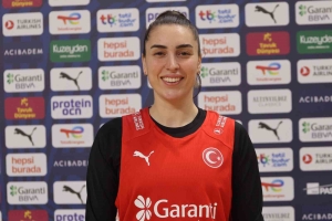 AY-YILDIZLI KADINLAR, İZLANDA’YA BİLENİYOR KAPTAN AYŞE CORA: "DAHA İYİ OYNAYARAK AVRUPA ŞAMPİYONASI'NA GİTMEK İSTİYORUZ" TİLBE ŞENYÜREK: "ÖZLENEN GÜNLERE DÖNMEK İSTİYORUZ"