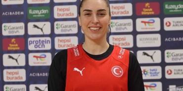 AY-YILDIZLI KADINLAR, İZLANDA’YA BİLENİYOR KAPTAN AYŞE CORA: "DAHA İYİ OYNAYARAK AVRUPA ŞAMPİYONASI'NA GİTMEK İSTİYORUZ" TİLBE ŞENYÜREK: "ÖZLENEN GÜNLERE DÖNMEK İSTİYORUZ"