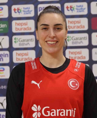 AY-YILDIZLI KADINLAR, İZLANDA’YA BİLENİYOR KAPTAN AYŞE CORA: "DAHA İYİ OYNAYARAK AVRUPA ŞAMPİYONASI'NA GİTMEK İSTİYORUZ" TİLBE ŞENYÜREK: "ÖZLENEN GÜNLERE DÖNMEK İSTİYORUZ"