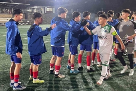 FUTBOLCULAR MAÇI BIRAKIP, TRİBÜNE SALDIRDI İHRAÇ EDİLEN FUTBOLCULAR TRİBÜNÜ KARIŞTIRDI, MAÇ TATİL EDİLDİ