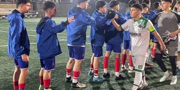 FUTBOLCULAR MAÇI BIRAKIP, TRİBÜNE SALDIRDI İHRAÇ EDİLEN FUTBOLCULAR TRİBÜNÜ KARIŞTIRDI, MAÇ TATİL EDİLDİ
