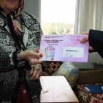 YAŞLILARIN ULAŞIM KARTLARI EVLERİNE GELİYOR