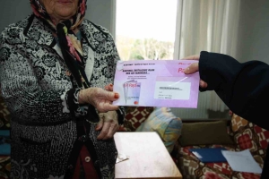 YAŞLILARIN ULAŞIM KARTLARI EVLERİNE GELİYOR