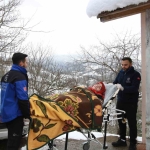 YÜRÜYEMEYEN FİL HASTASI KADINA AMBULANS DESTEĞİ