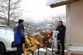 YÜRÜYEMEYEN FİL HASTASI KADINA AMBULANS DESTEĞİ