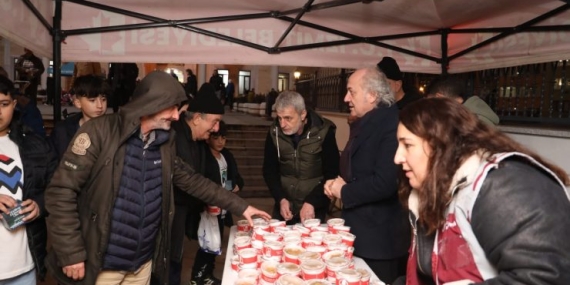 İzmit Belediyesi, Berat Kandilinde camilerde helva ikram etti