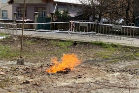 alti-gundur-yanan-metan-gazinin-basindan-biran-bile-ayrilmiyorlar-3JJmmkeX.jpg