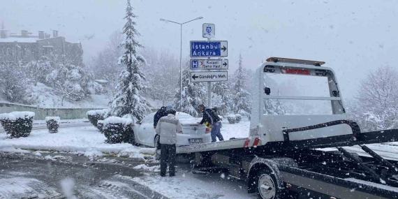 Aniden bastıran kar yağışı vatandaşlara zor anlar yaşatıyor
