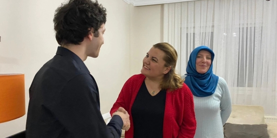Başkan Hürriyet, depremzede Yıldız ailesini ziyaret etti