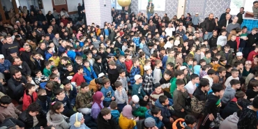 cocuklar-babalariyla-birlikte-camide-MglXpJcn.jpg