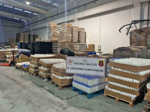fabrikada-100-bin-kutu-sahte-sampuan-ele-gecirildi-S981H4H1.jpg