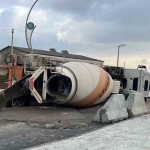 gebzede-devrilen-beton-mikserin-surucusu-kazayi-yara-almadan-atlatti-d5VF1jZ8.jpg