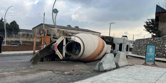 Gebze’de devrilen beton mikserin sürücüsü kazayı yara almadan atlattı