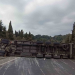 golcukte-devrilen-tir-yolu-kapatti-1-yarali-EWFwmer3.jpg