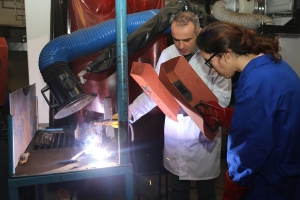 is-ayirt-etmeyen-kadinlar-kaynak-da-yapiyor-hali-da-dokuyor-AeUv6xGQ.jpg