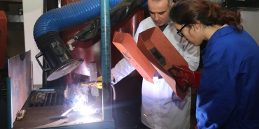 is-ayirt-etmeyen-kadinlar-kaynak-da-yapiyor-hali-da-dokuyor-AeUv6xGQ.jpg