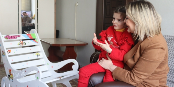 İzmit Belediyesi, Karamürselli küçük Eslina’nın yeni yıl dileğini gerçekleştirdi