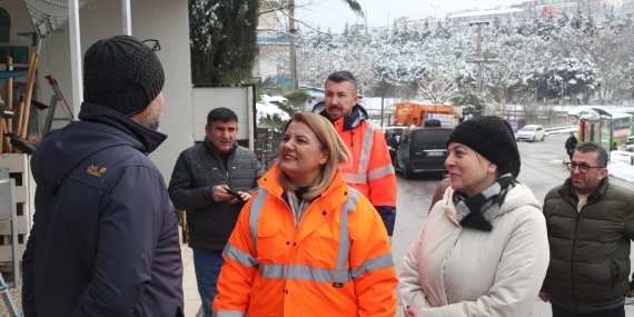İzmit Belediyesi karla mücadelede esnaftan tam not aldı