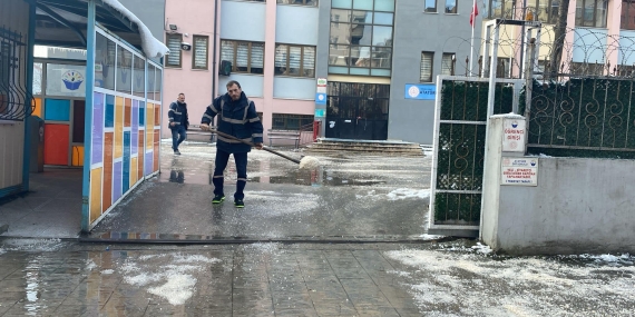 İzmit Belediyesinden Askeri Öğrenci Belirleme Sınavı öncesi okullarda kar küreme ve tuzlama çalışması