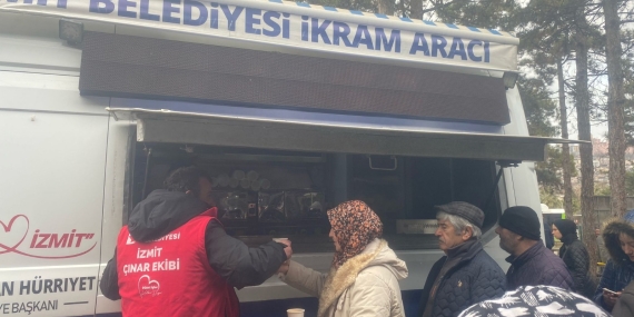 İzmit Belediyesinden soğuk günlerde vatandaşın içini ısıtan ikram