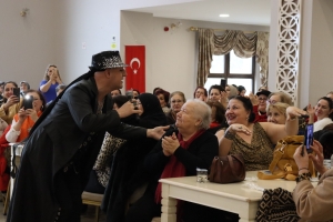 izmitli-kadinlar-matinede-doyasiya-eglendi-TfQ7Swt5.jpeg