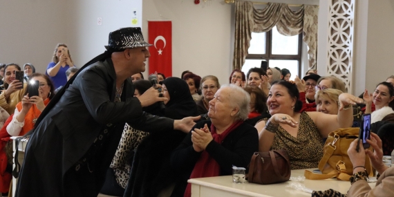 İzmitli Kadınlar matinede doyasıya eğlendi