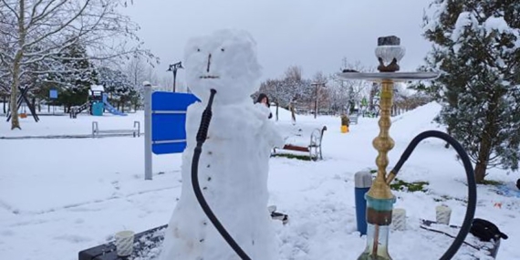 Kar yağdı, sokaklar açık hava sergisine döndü