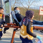 kaza-yapan-aracin-parcalari-agacta-asili-kaldi-1i-bebek-4-yarali-l6OCeJYC.jpg