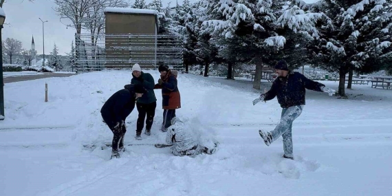 Kocaeli kar ile şenlendi: Kar altında halay çektiler