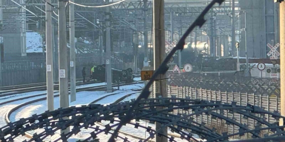 Limana indirilen sıfır otomobil tren yoluna uçtu: 1 yaralı