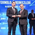 sanayi-ve-teknoloji-bakani-kacirdan-konya-bilim-merkezine-en-iyi-yenilikci-uygulamalar-odulu-2qjMabXP.jpg