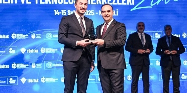 sanayi-ve-teknoloji-bakani-kacirdan-konya-bilim-merkezine-en-iyi-yenilikci-uygulamalar-odulu-2qjMabXP.jpg