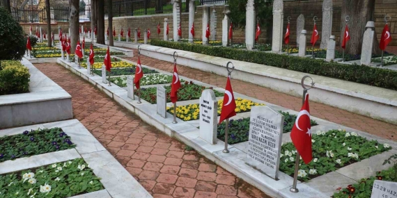 Şehitlikte çiçekler açtı