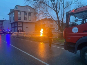 yer-altindan-cikan-metan-gazi-alev-aldi-saatlerdir-sonmuyor-Nf8w4Svr.jpg
