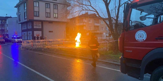 Yer altından çıkan metan gazı alev aldı, saatlerdir sönmüyor