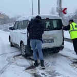 yolda-kalan-araclari-vatandaslar-iterek-kurtardi-qAWtsmvE.jpg
