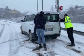 yolda-kalan-araclari-vatandaslar-iterek-kurtardi-qAWtsmvE.jpg