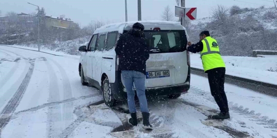 Yolda kalan araçları vatandaşlar iterek kurtardı