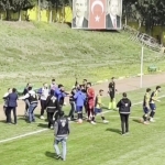 AMATÖR MAÇTA FUTBOLCULAR BASIN MENSUPLARINA SALDIRDI