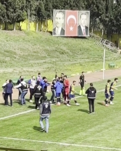 AMATÖR MAÇTA FUTBOLCULAR BASIN MENSUPLARINA SALDIRDI